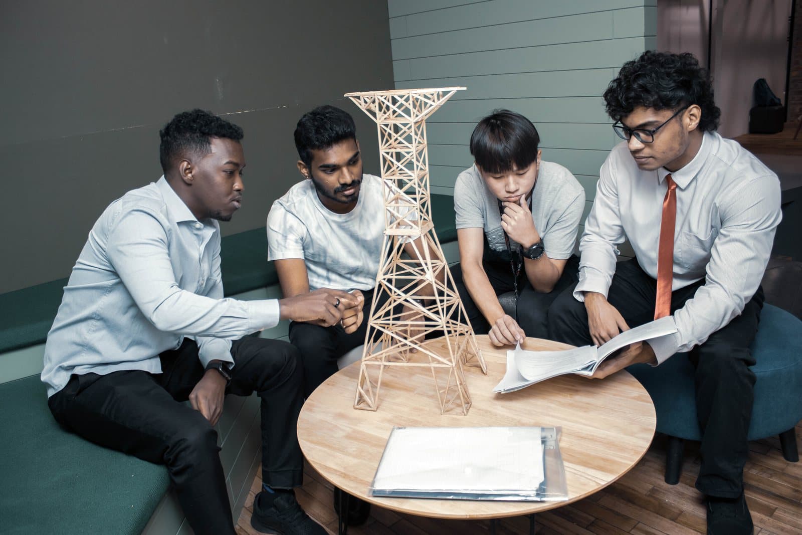 Kuala Lumpur University of Science & Technology — طلاب هندسة حول نموذج برج
