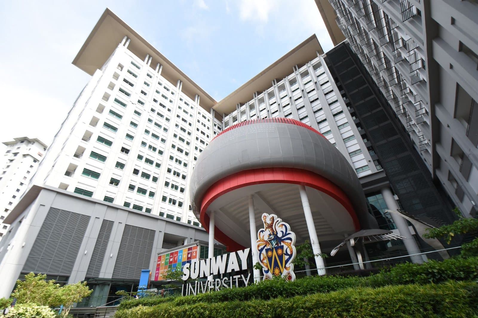 Sunway University — مدخل الجامعة وقبته الحمراء