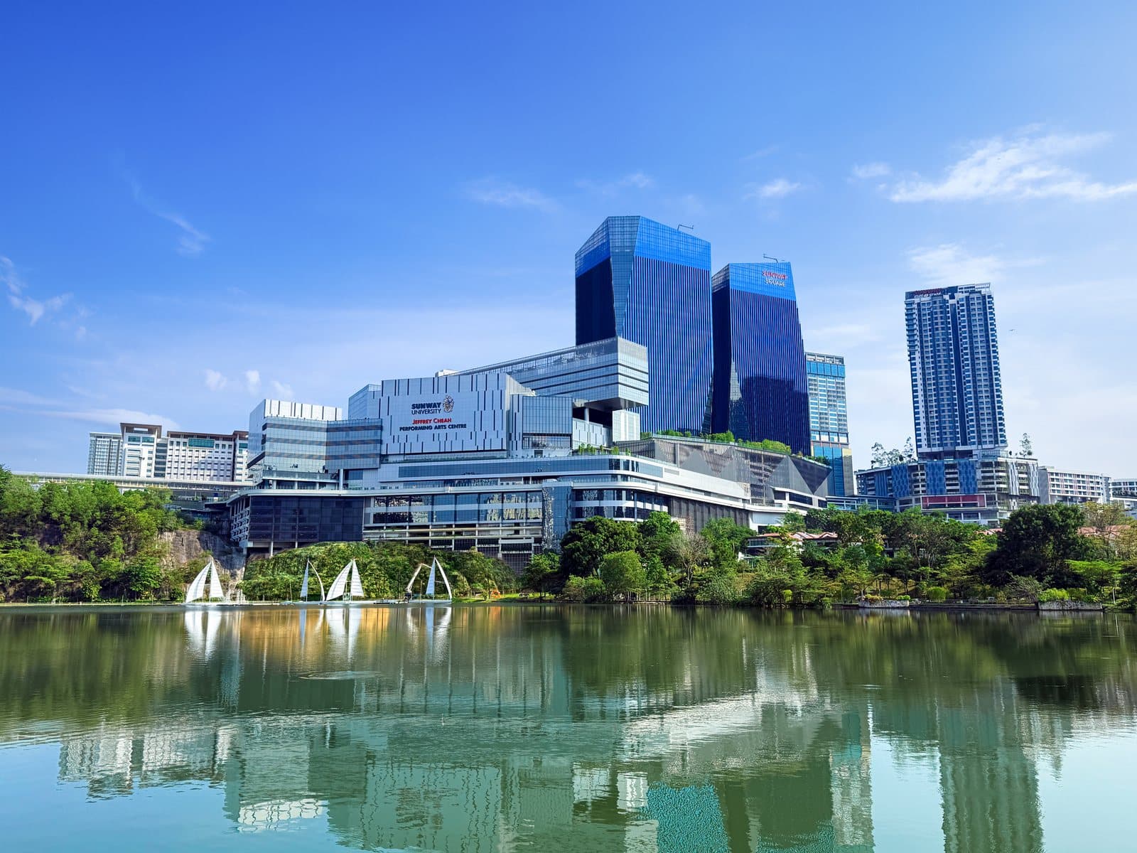 Sunway University — الحرم على ضفة البحيرة، وخلفه أبراج مدينة صنواي