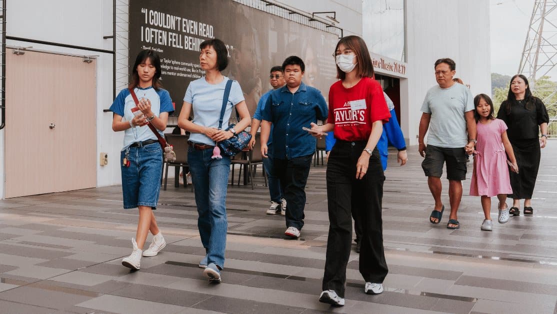 Taylor's University — طلاب يعبرون ممرًا مغطى