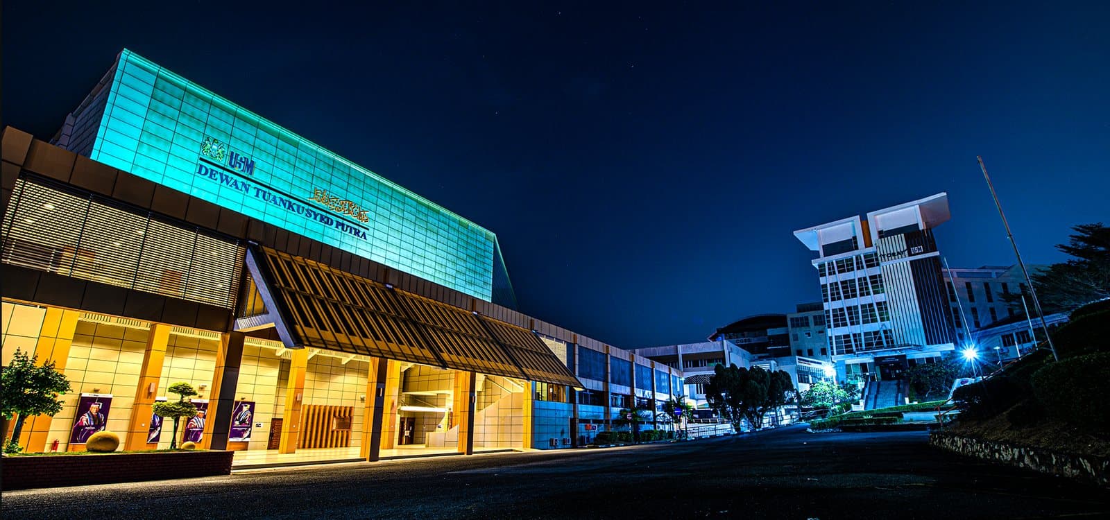 Universiti Sains Malaysia — مبنى داخل الحرم ليلًا