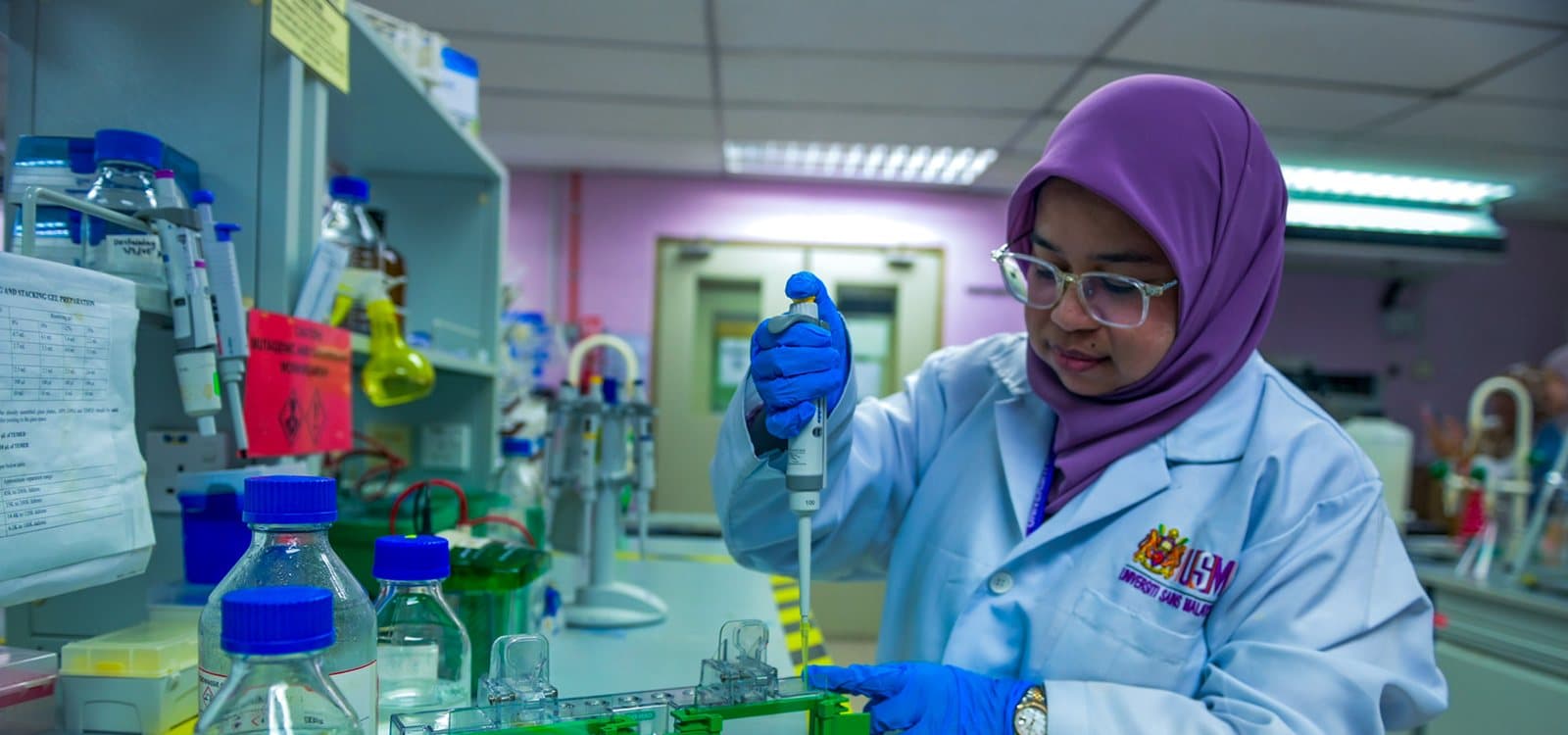Universiti Sains Malaysia — باحثة في المختبر
