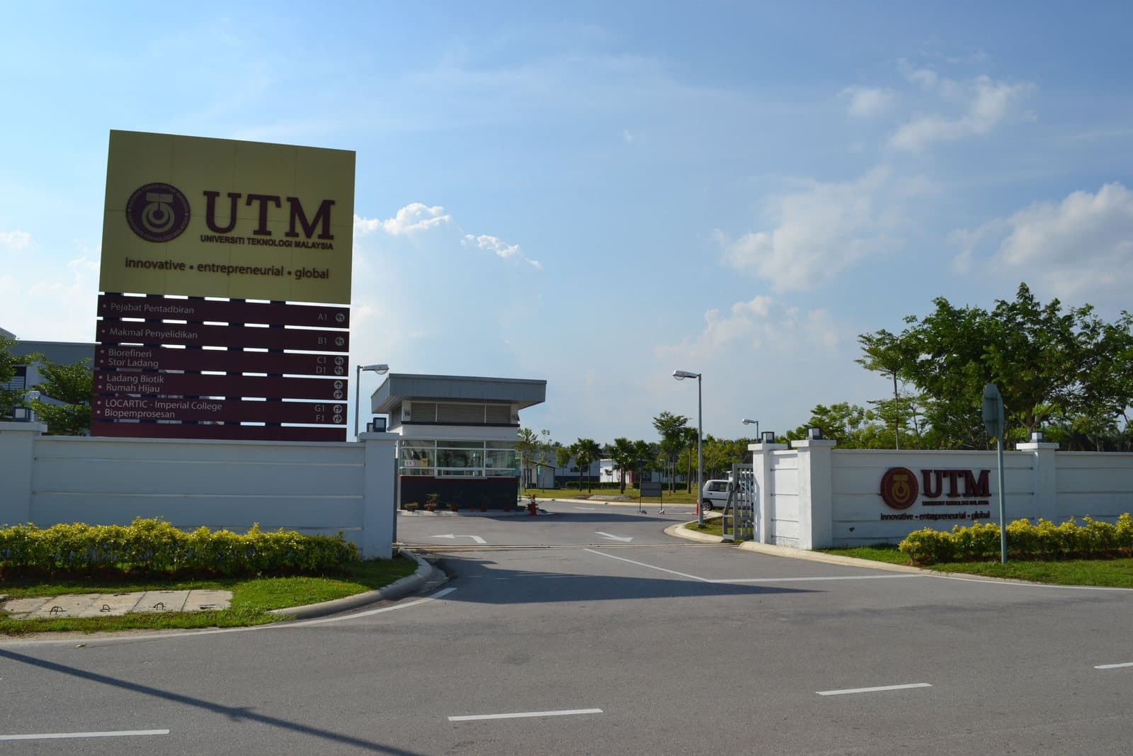 Universiti Teknologi Malaysia — لوحة المدخل الرئيسي