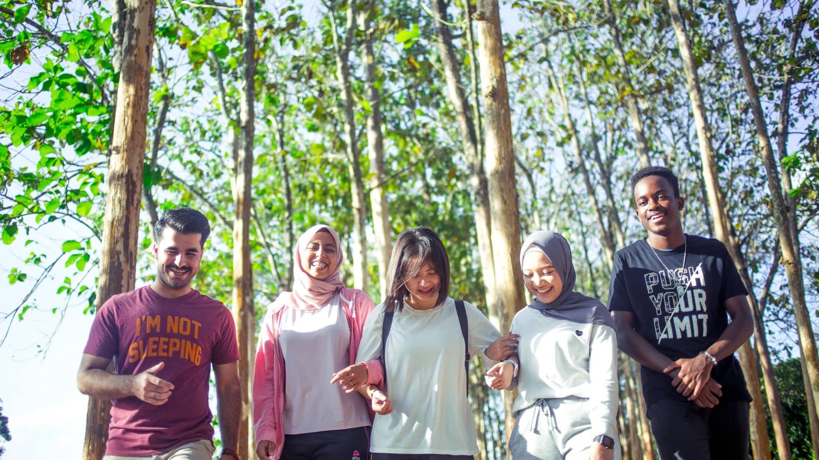 Universiti Utara Malaysia — طلاب بين الأشجار داخل الحرم